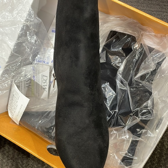 Unisa-black suede 3 1/2 heels boots…super cute for a night out. 8 1/2 or 9 size. - Picture 3 of 8